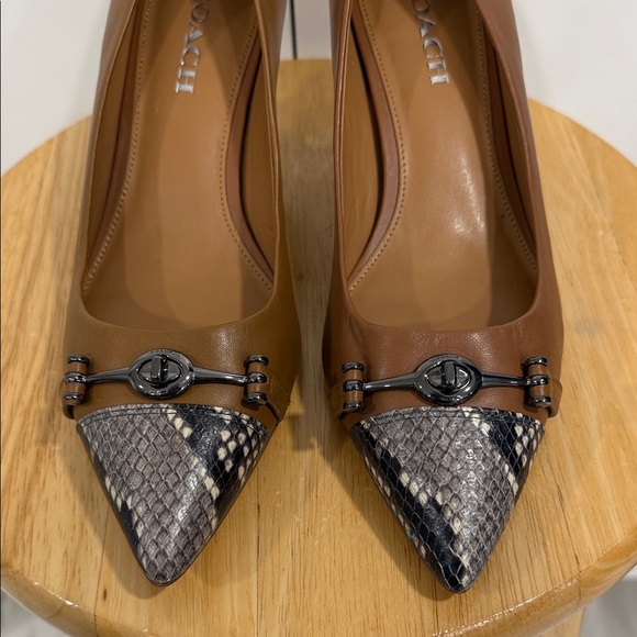 COACH LAURI POINTED-TOE-PUMPS 9.5 Tan Horse-Bit Signature turnlock hardware. - Picture 8 of 11